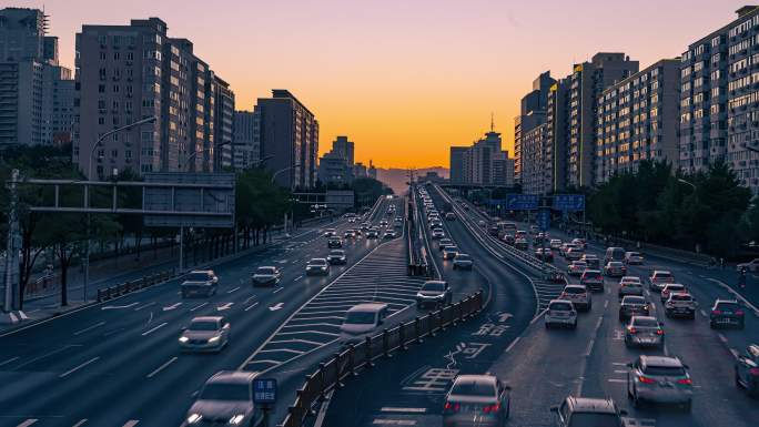 城市夜晚车流 路灯亮起