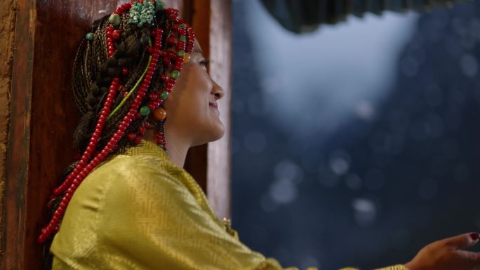 藏族女子窗台赏雪