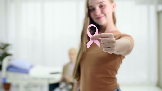 展示乳腺癌标志的年轻女子