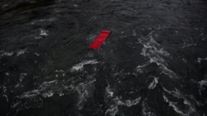 红色门在河水中流淌