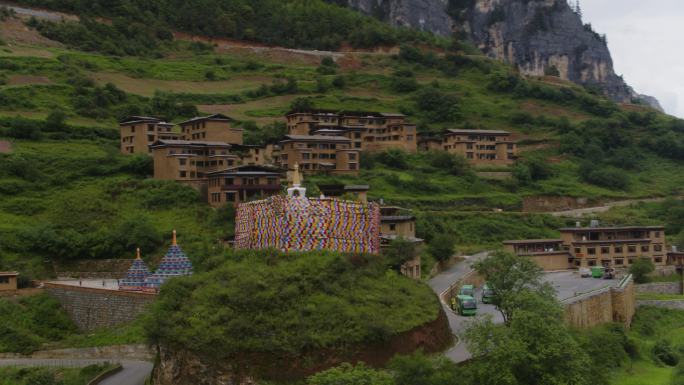 高山村落旁五彩经幡白塔