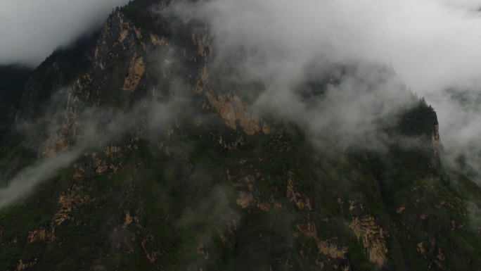 高山山顶白云飘浮