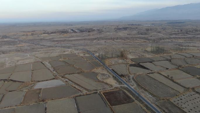 西北祁连山下农村冬天景象