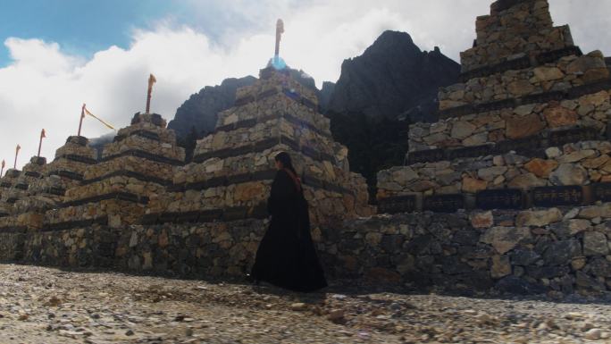 佛塔前藏族女子行走