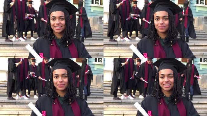 完成学位后，一名毕业生自豪地持有她的文凭