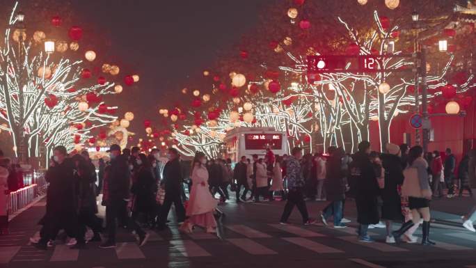 城市夜间行人过街夜晚人群过马路