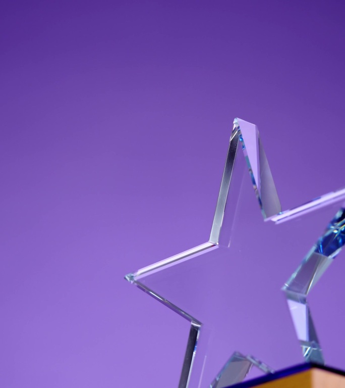 紫色背景下的星形水晶奖杯