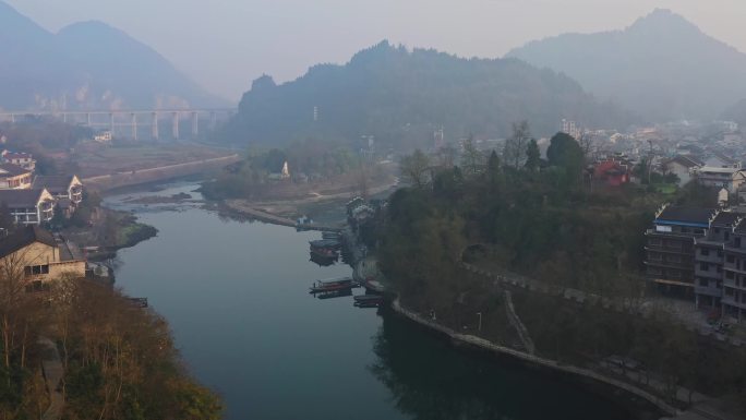 航拍清晨的湘西茶峒古镇（边城）风景