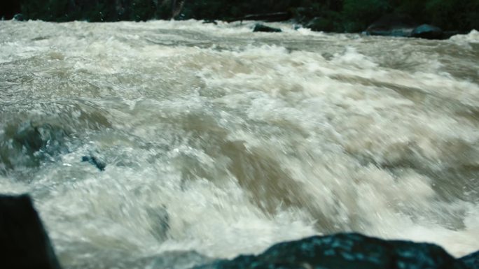 流水冲击石岸