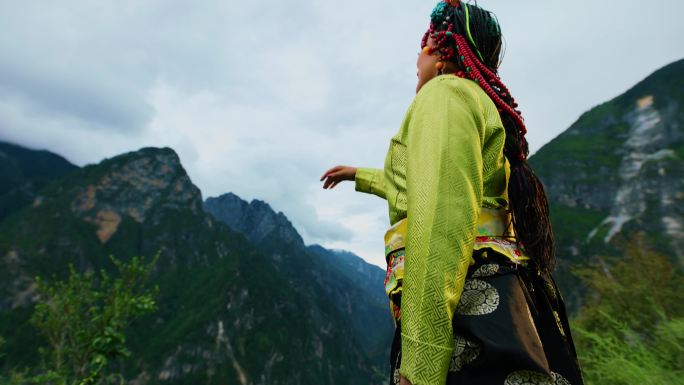 藏族女子欣赏远处的高山风景