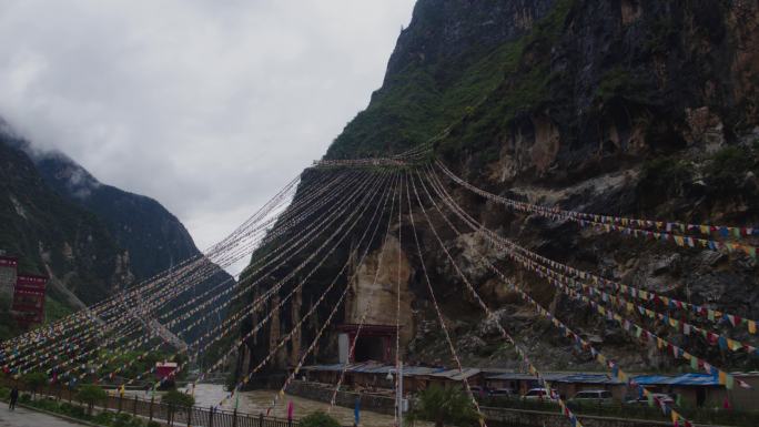 河面悬挂的五彩经幡