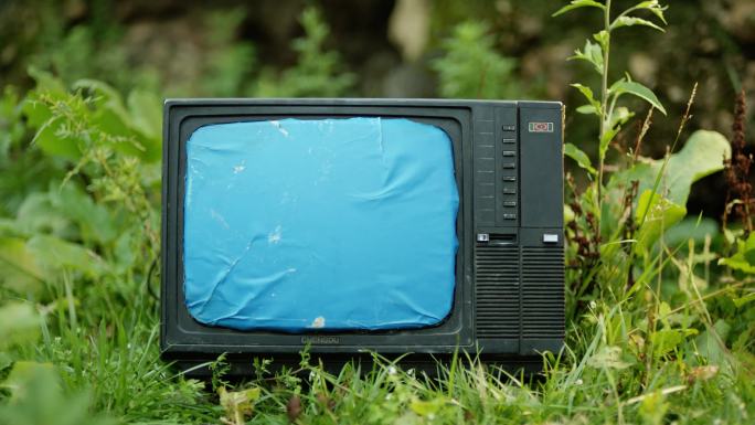 蓝幕扣像草地上的电视机