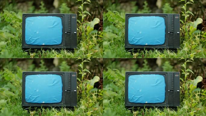 蓝幕扣像草地上的电视机