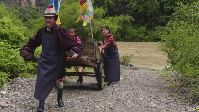 路上拉木车的藏族一家人