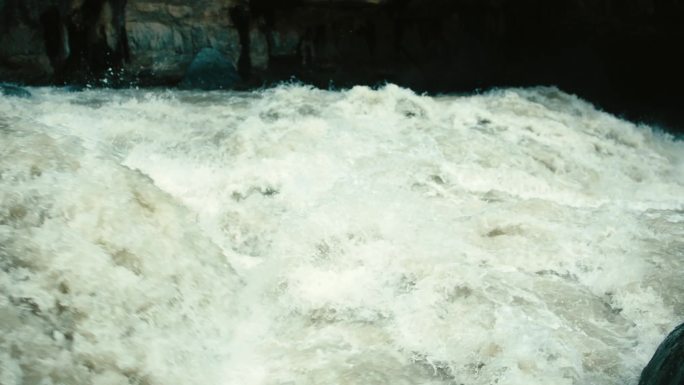 峡谷中奔腾的流水