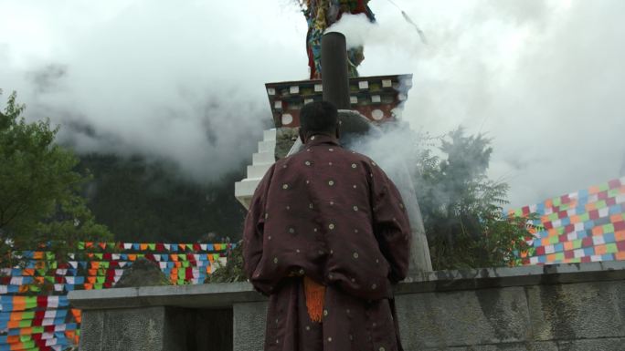 藏族男子站在白塔前