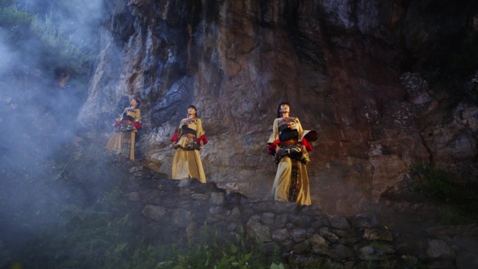 藏族女子仰望星空