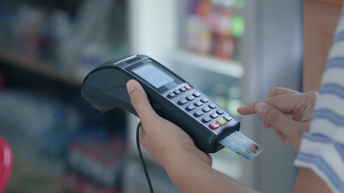 客户使用信用卡付款。客户使用非接触式信用卡在柜台用读卡器付款。收银员通过NFC技术接受付款。