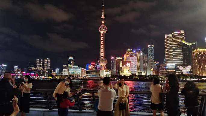 上海外滩形形色色的游客拍照留念