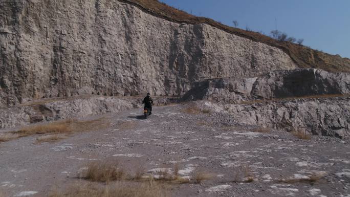 航拍复古越野摩托行驶在荒山野岭