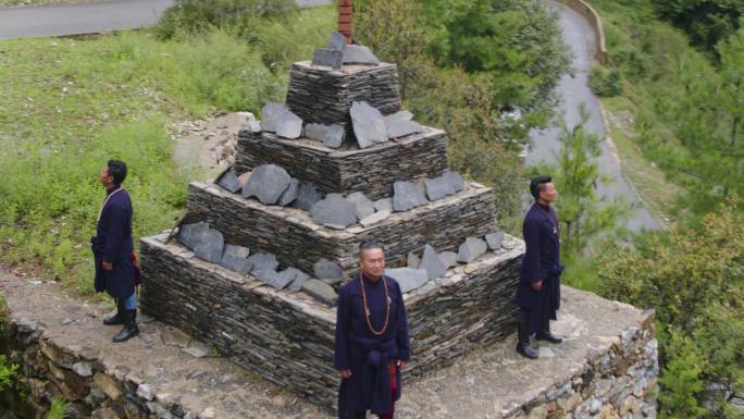 站在玛尼堆上的藏族男子