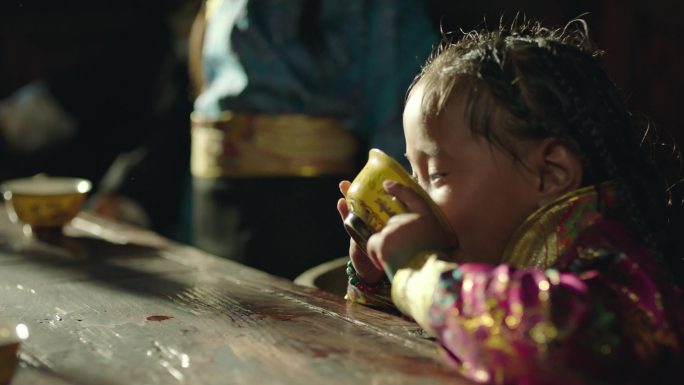 藏族小女孩喝酥油茶