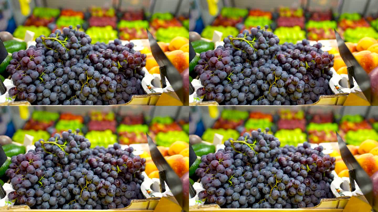 农贸市场上的一卷红葡萄