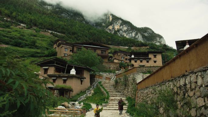 藏族父子行走在村落小路