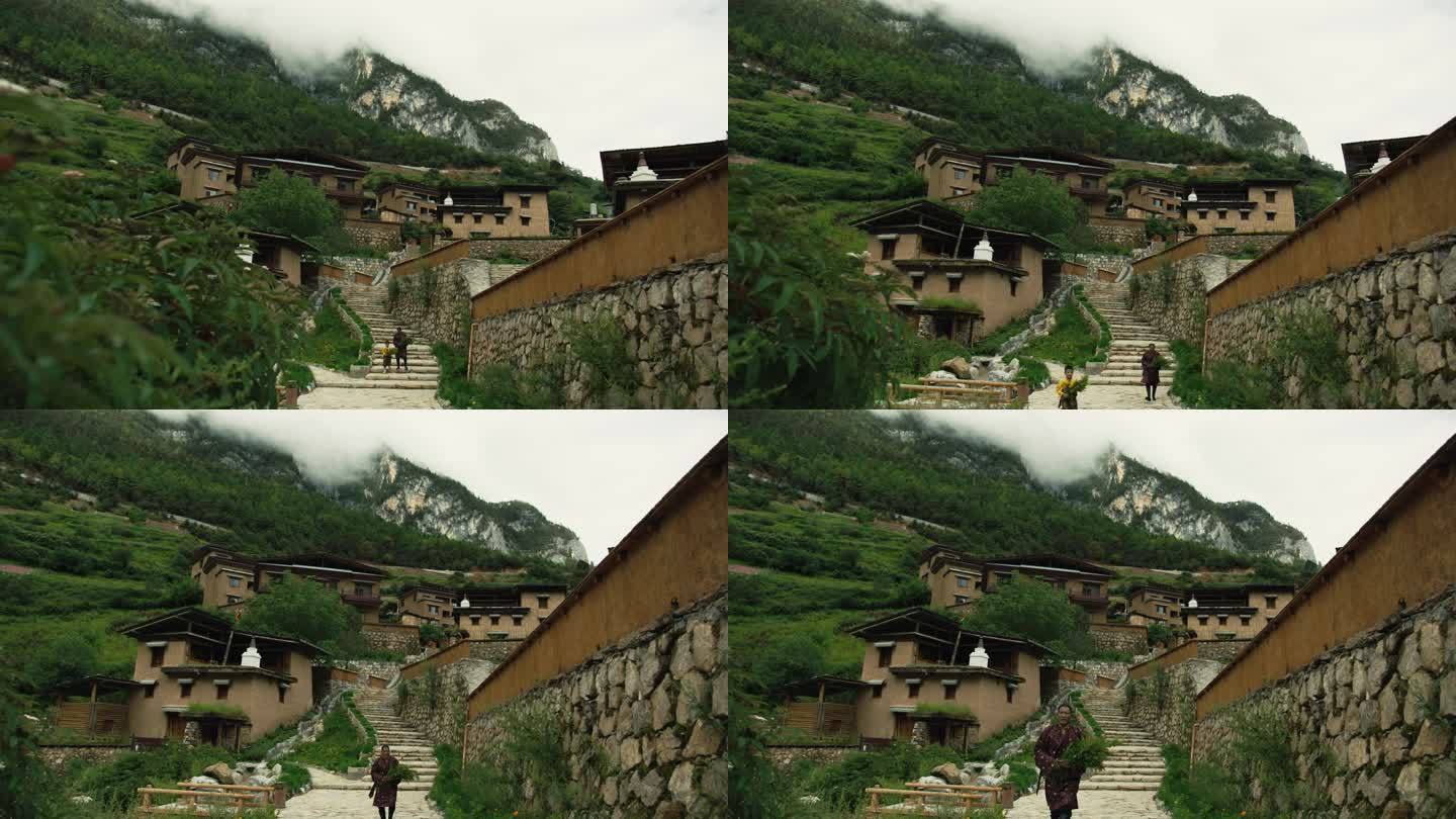 藏族父子行走在村落小路