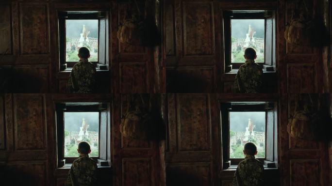 藏族男孩看窗外的佛塔