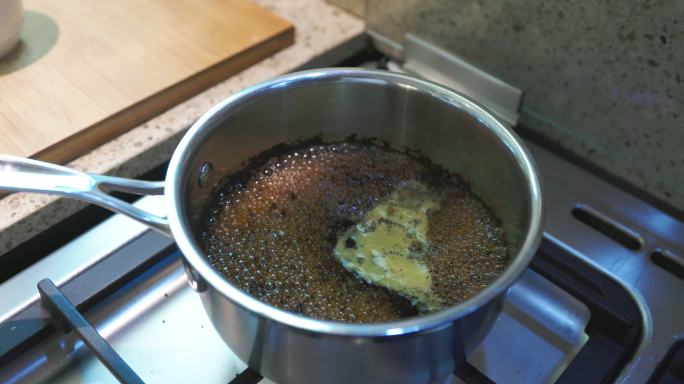 印度玛莎拉茶在煤气炉上煮沸