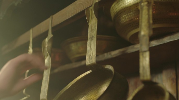 藏族厨房用铜水瓢从铜水缸舀水