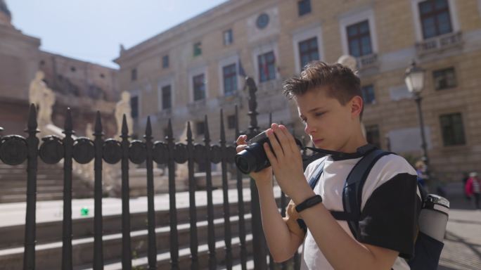 在意大利西西里岛巴勒莫，十几岁的男孩游览著名的丰塔纳比勒陀利亚