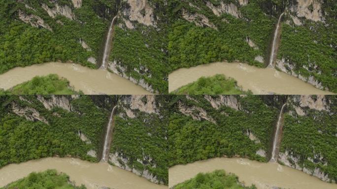 峡谷瀑布汇入河水