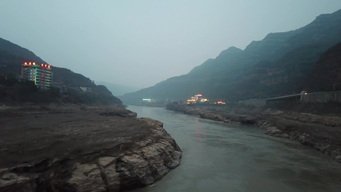 无人机俯瞰壶口瀑布，中国陕西