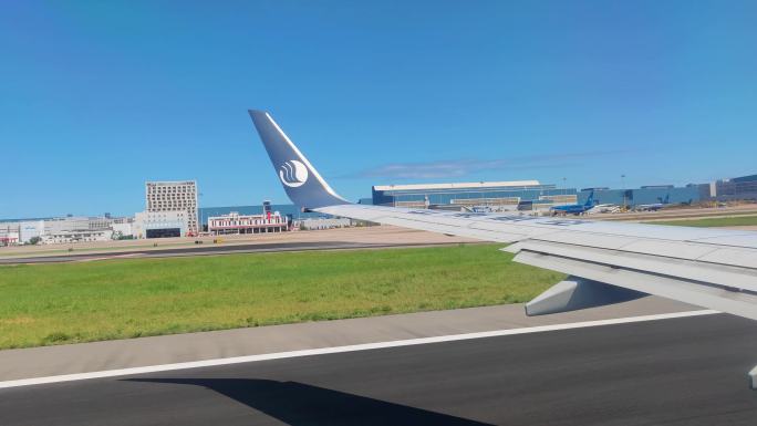厦门高崎国际机场跑道上滑行的山东航空航班