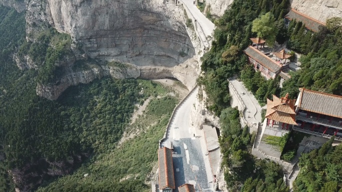 绵山悬崖漫步航拍鸟瞰建在崖壁上的庙宇寺院