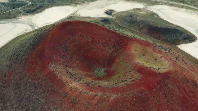 土耳其附近盐湖红色火山口鸟瞰图