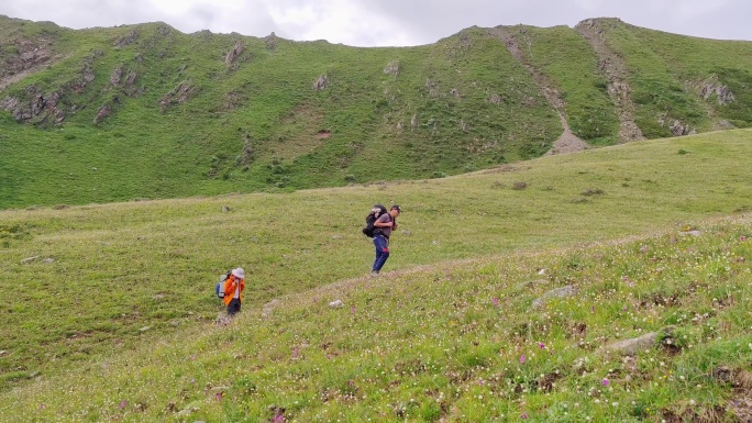 户外运动爱好者在雅克夏雪山徒步