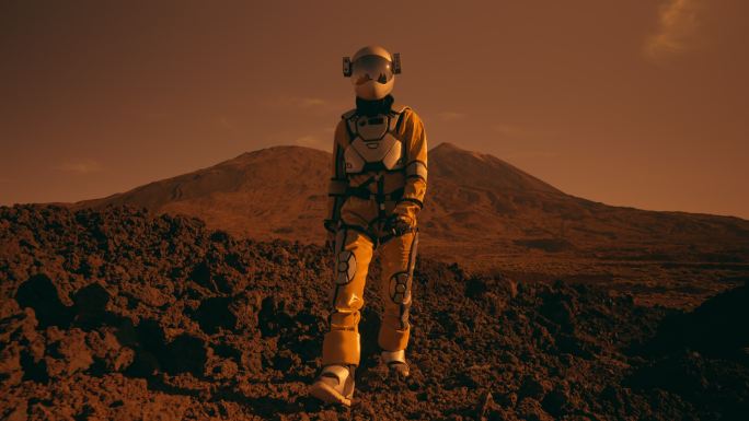 火星漫步。女宇航员探索锈色沙漠。站在岩石中，看着风景