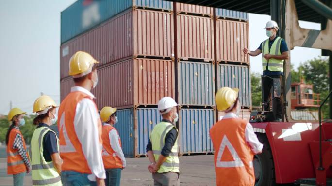 集装箱工人向港口工人、进出口运输工人作简报