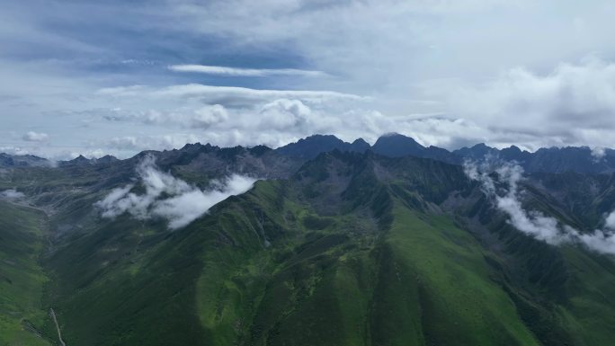 航拍阿坝雅克夏雪山云海