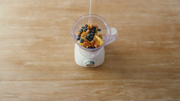 将新鲜的有机水果配料混合在搅拌机中，从上方进行扁平化，制成健康的排毒奶昔。能量、维生素、营养素和减肥