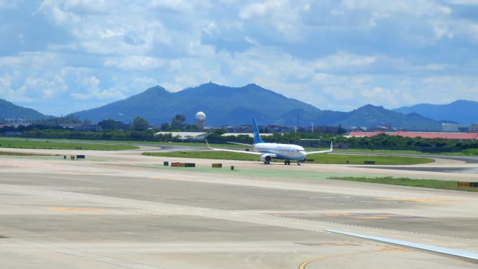 厦门机场跑道上滑行的航空公司航班