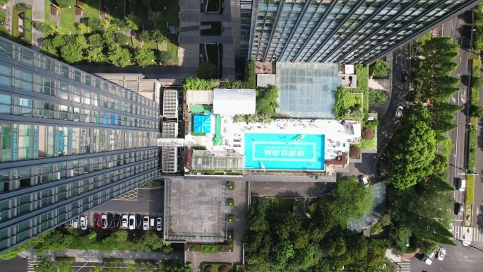 现代办公大楼室外游泳池航拍