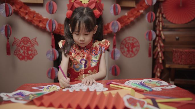 穿着传统服装的年轻女孩庆祝中国新年