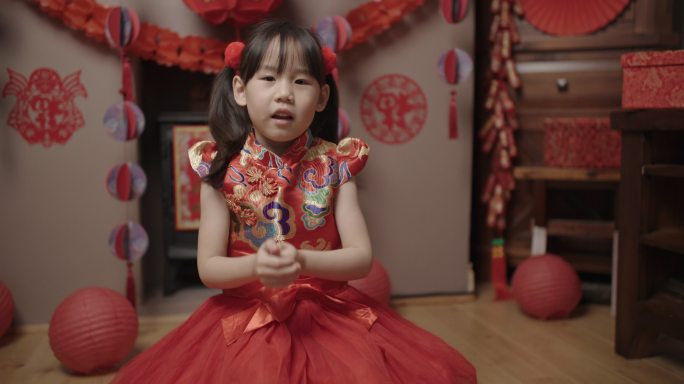 穿着传统服装的年轻女孩庆祝中国新年