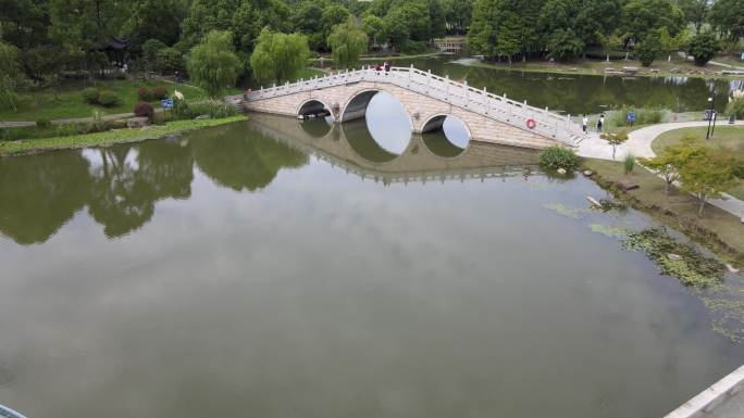航拍人行桥菉霞生态园