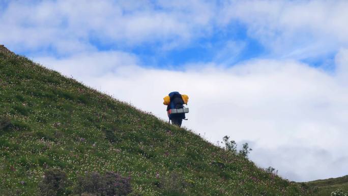 户外运动爱好者在雅克夏雪山徒步