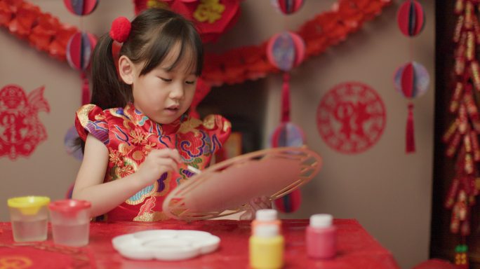 穿着传统服装的年轻女孩庆祝中国新年